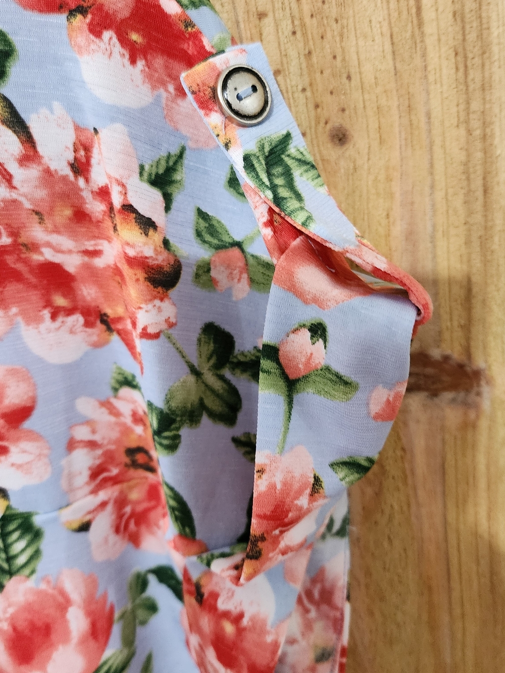 NEW Scarlett Blue Floral Short-Sleeve V-Neck Blouse. 94% Poly 6% Spandex - Picture 6 of 9